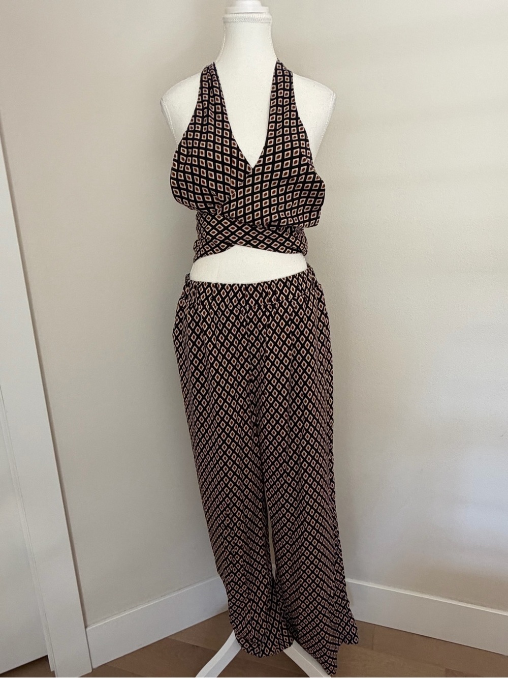 SHEIN Black & Beige Geometric Halter Wrap Two-Piece Set Wide Leg Pant
